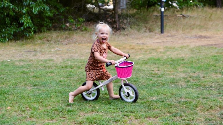 Bo sjeest het veld rond op haar loopfietsje en vermaakt zich goed. "Ze vraagt in het dagelijks leven drie keer per week, 'Mam, gaan we op vakantie'?"