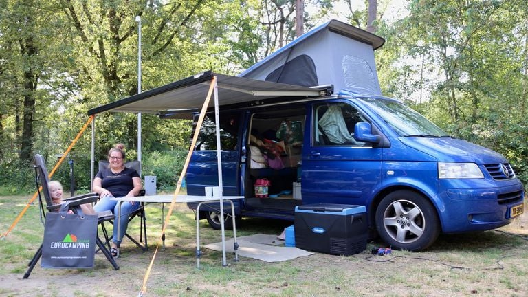 Mandy en Bo hebben met hun camperbusje alles wat ze nodig hebben. 