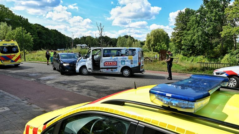 Meerdere hulpverleners werden na de frontale botsing in Oisterwijk opgeroepen (foto: Toby de Kort/SQ Vision).