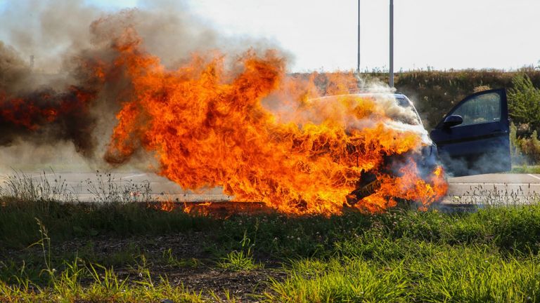 De auto was niet meer te redden (foto: Mathijs Bertens/SQ Vision)