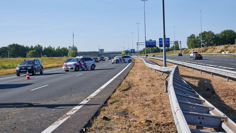 De vangrail langs de A16 bij Rijsbergen is zwaar beschadigd (foto: Tom van der Put/SQ Vision).