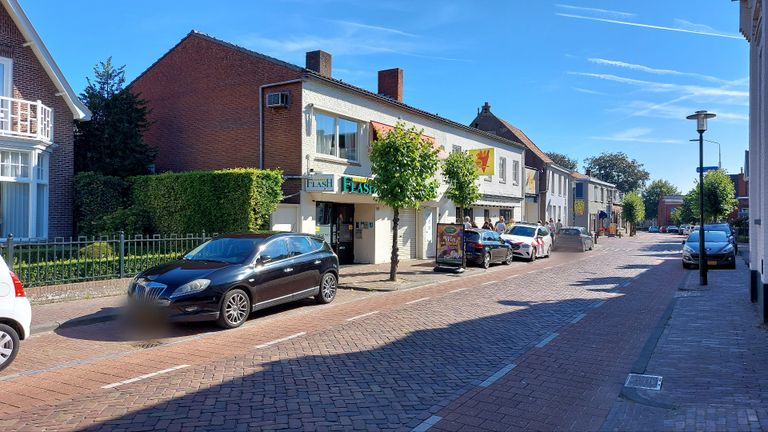 Alleen een politieauto herinnert nog aan de overvalpoging van zaterdagnacht (foto: Tom Berkers).