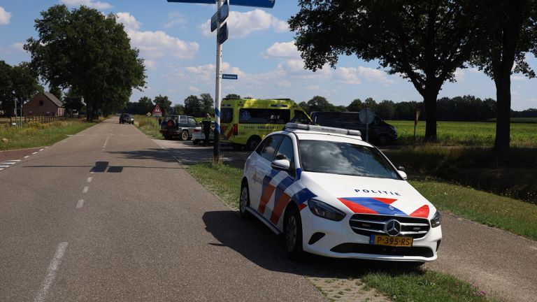 De botsing vond plaats op de kruising van de Noordstraat met de Boompjesweg in Wilbertoord (foto: Kevin Kanters/SQ Vision).