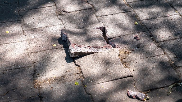 De twee mannen reden over deze losliggende stoeptegel (foto: Iwan van Dun - SQ Vision).