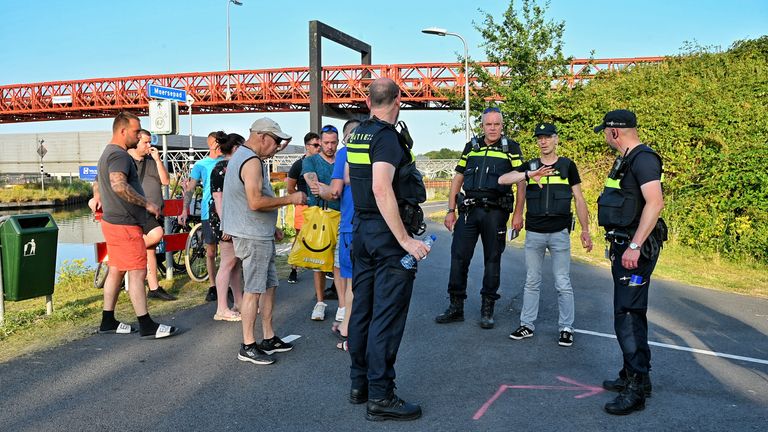 Familie, bekenden en politie starten hun zoekactie aan de Moersepad in Tilburg (foto: Toby de Kort - SQ Vision).