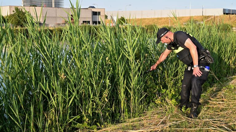 Langs het Wilhelminakanaal in Tilburg wordt volop gezocht naar de vermiste Dyshento (foto: SQ Vision).