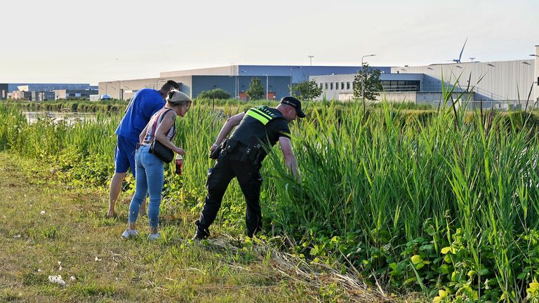 Familie en bekenden zoeken naar vermiste Dyshento (foto: Toby de Kort - SQ Vision).