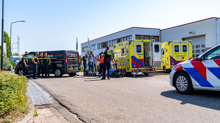 Diverse hulpdiensten werden opgeroepen na de aanrijding in Werkendam (foto: Jurgen Versteeg/SQ Vision).
