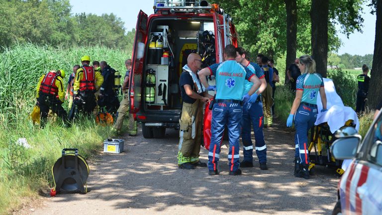 Diverse hulpverleners werden opgeroepen vanwege de auto in het water in Someren (foto: Johan Bloemers/SQ Vision).