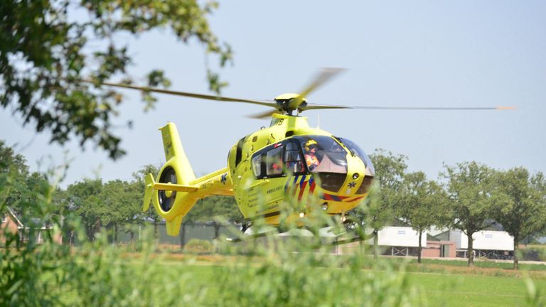 Vanwege de ernst van de situatie kwam een traumaheli naar de Langendijk in Someren (foto: Johan Bloemers/SQ Vision).