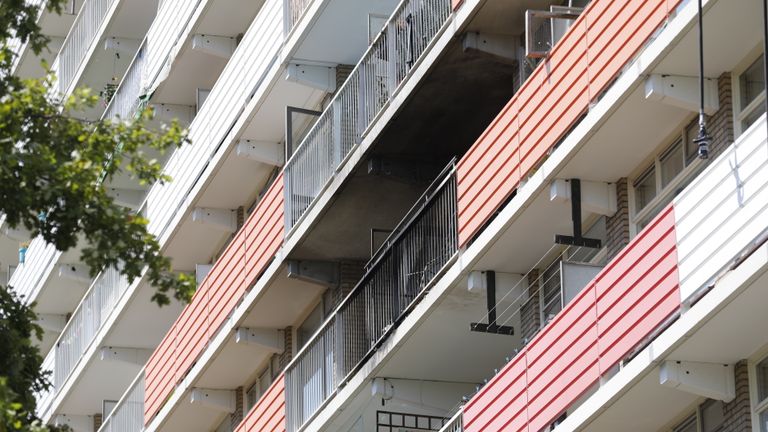 De uitslaande brand verwoestte een deel van een appartement in Bergen op Zoom (foto: Christian Traets/SQ Vision).