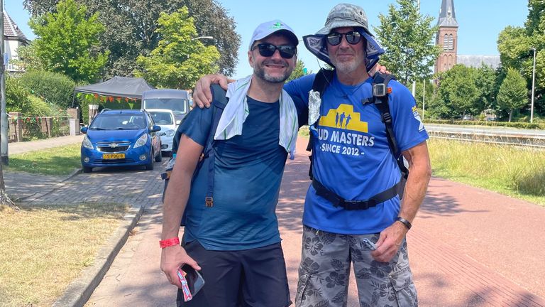 Erik Heskens met wandelmaat 'in crime' (foto:Imke van de Laar) 