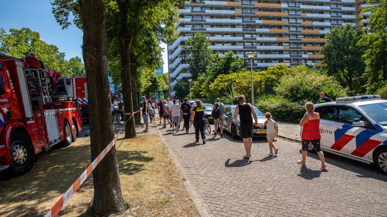 Bewoners worden opgevangen in een nabijgelegen sporthal (foto: Christian Traets - SQ Vision)