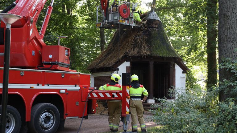 Vanuit een hoogwerker wordt het dak van de kapel open gemaakt (foto: Sander van Gils - SQ Vision). 