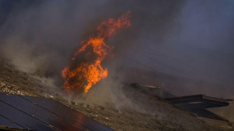 De brand begon vermoedelijk op de eerste etage van het huis (foto: SQ Vision).