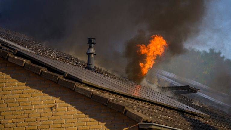Brand op zolder in een huis in Eindhoven (foto: SQ Vision).