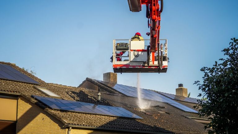 De brandweer zette een hoogwerker in om de brand te blussen (foto: SQ Vision).