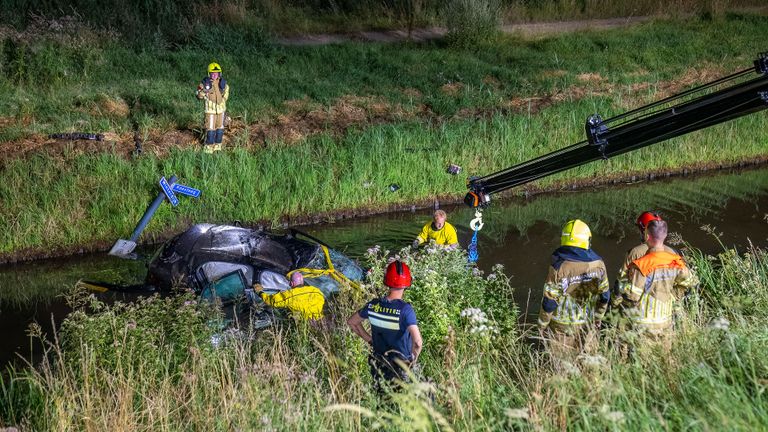 De auto belandde in een sloot (foto: Iwan van Dun / SQ Vision).