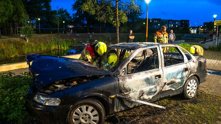 De brandweer kon niet voorkomen dat de auto in Vlijmen uitbrandde (foto: Iwan van Dun/SQ Vision).