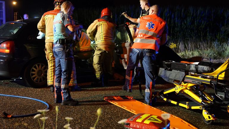 Het slachtoffer moest na het ongeluk in Budel-Schoot uit de auto bevrijd worde (foto: WdG/SQ Vision).