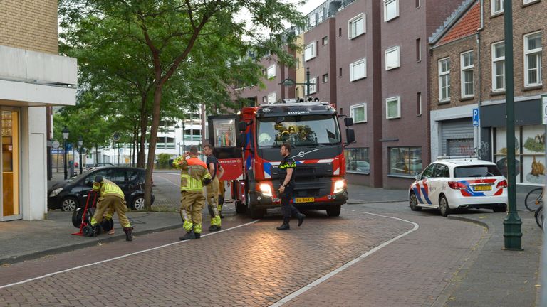 Hoe de brand aan de Bredase Concordiastraat kon ontstaan, wordt onderzocht (foto: Perry Roovers/SQ Vision).