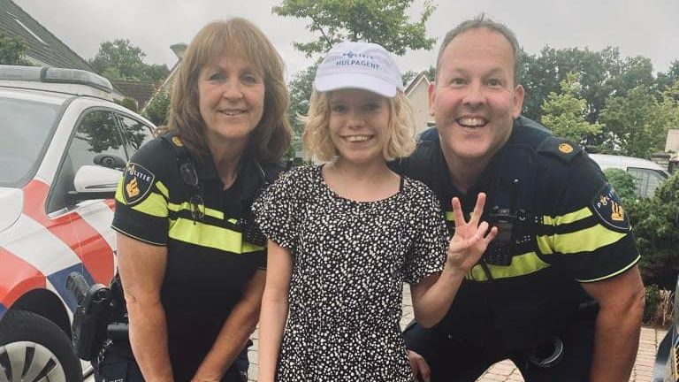 De agenten bezorgde Karlijn de dag van haar leven (foto: Facebook moeder Melanie).