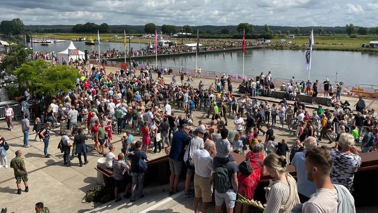 Gezellige drukte op ponton in Cuijk (Foto: Hans Janssen)