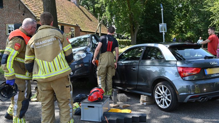 Diverse hulpverleners werden opgeroepen na de botsing in Sprundel (foto: Perry Roovers/SQ Vision).