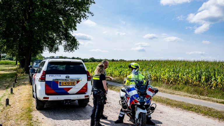 Onder meer de politie rukte uit na de melding van een 'luchtvaartongeluk' (foto: Jack Brekelmans/SQ Vision Mediaprodukties).