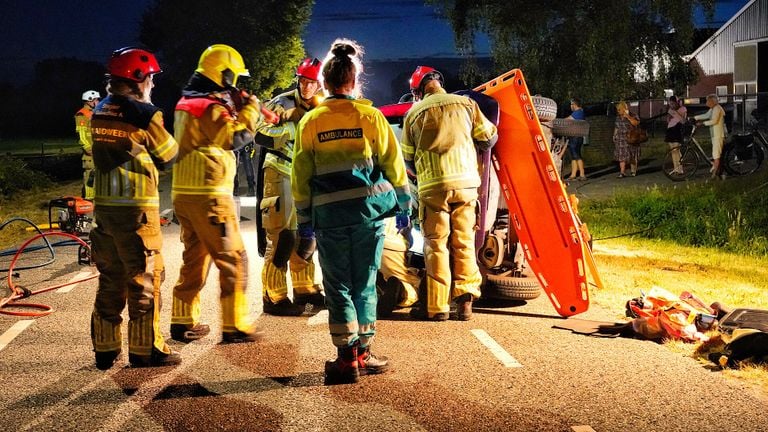 Een auto eindigde na de botsing in Rijen op z'n kant (foto: Jeroen Stuve/SQ Vision).