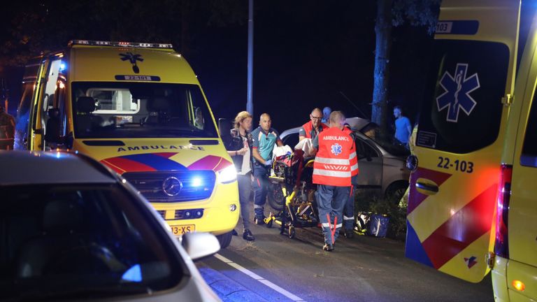 Diverse mensen schoten te hulp na het ongeluk in  Best (foto: Sander van Gils/SQ Vision).