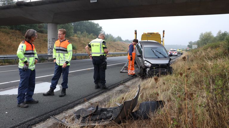 De gecrashte auto is meegenomen door een bergingsbedrijf (foto: Sander van Gils/SQ Vision).