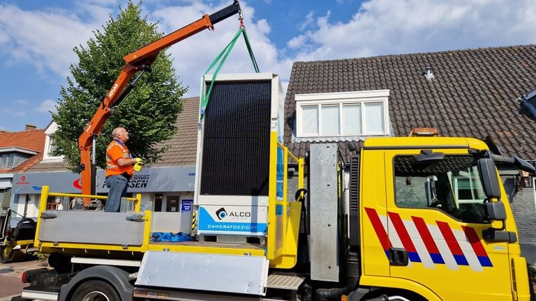 Gemeente Veldhoven laat een camera plaatsen (foto: Noël van Hooft)