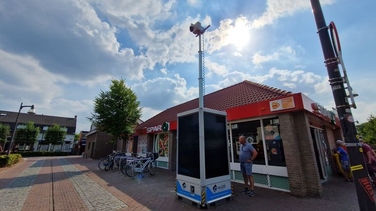 De camera richt zich op het pand van de islamstichting (foto: Noël van Hooft).