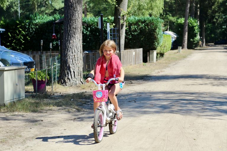 De kleine Jill fietst met veel gemak over de camping. 
