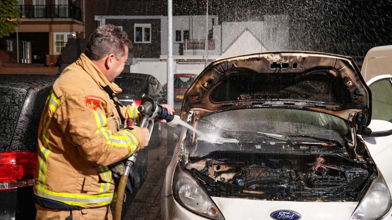 De brandweer bluste de auto aan de Kruisstraat in Helmond (foto: Harrie Grijseels/SQ Vision).