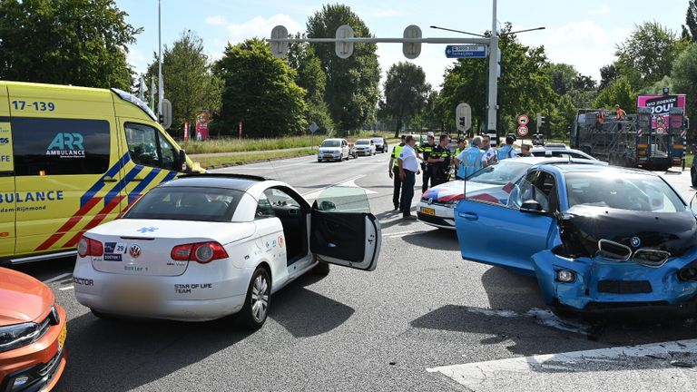 Bij de botsing in Breda raakte een vrouw gewond (foto: Perry Roovers/SQ Vision).