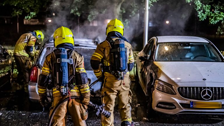 De brandweer bluste de auto in de Kruidenlaan in Tilburg (foto: Jack Brekelmans/SQ Vision).