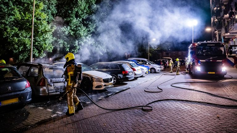 De auto was geparkeerd op een parkeerplaats voor een flat in de Kruidenlaan in Tilburg (foto: Jack Brekelmans/SQ Vision).