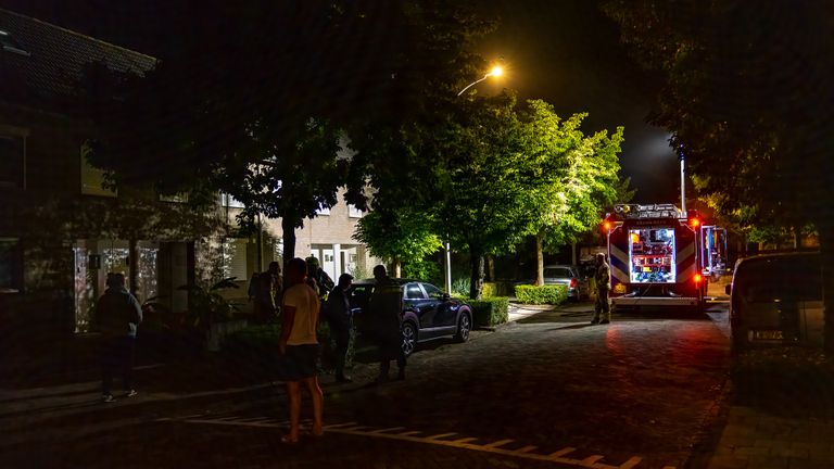 De brand in Waalwijk trok aardig wat bekijks (foto: Iwan van Dun/SQ Vision).