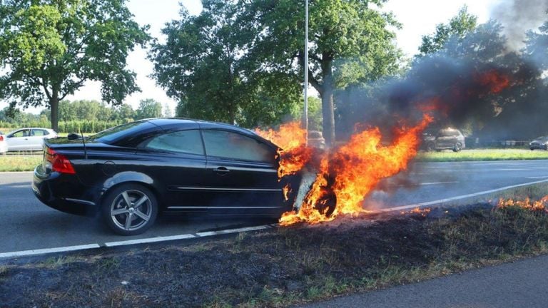 Vlammen slaan uit de voorkant van de auto (foto: Bart Meesters/SQ Vision).