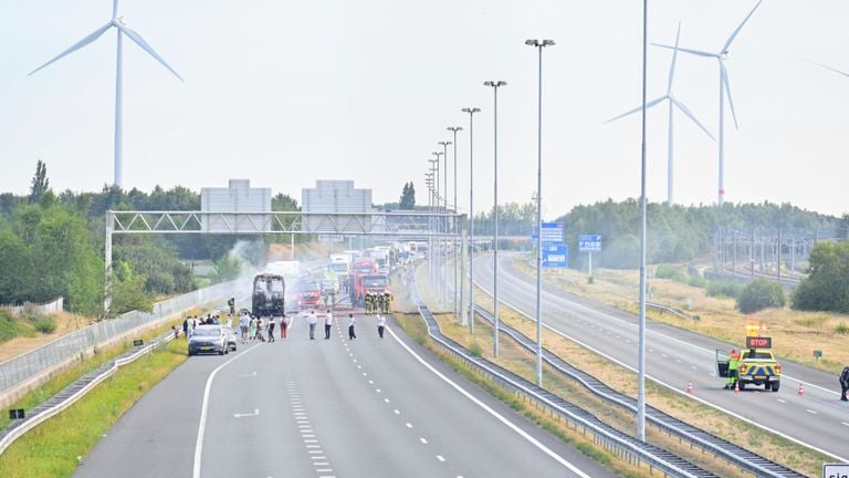 Het verkeer op de A16 staat stil vanwege de brand (foto: Tom van der Put/SQ Vision).