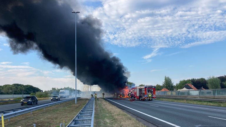 Touringcar in brand op de A16 (foto: Rijkswaterstaat/Twitter).