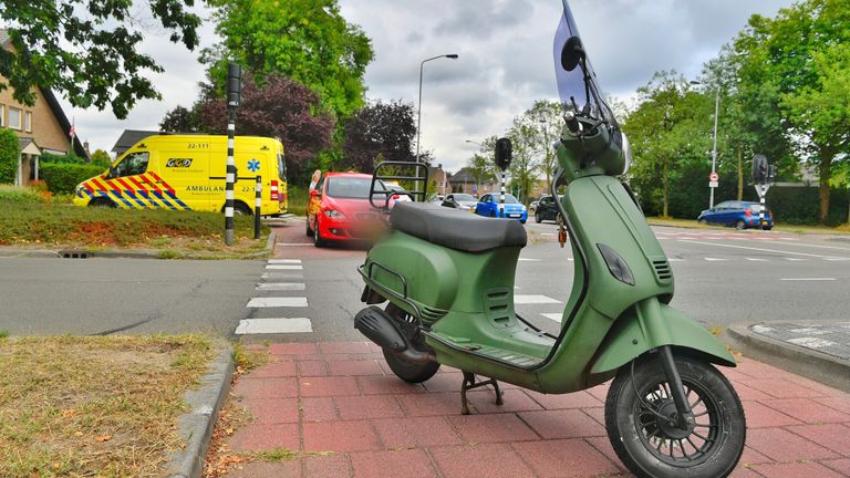 De scooter en de (rode) auto die bij het ongeluk betrokken waren (foto: Rico Vogels/SQ Vision Mediaprodukties).