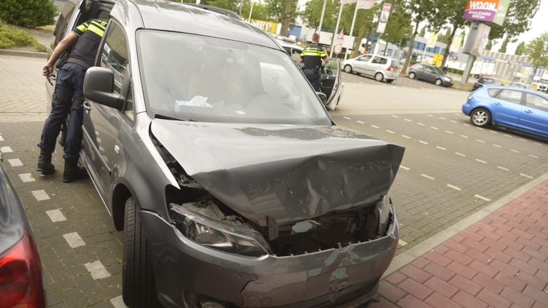 De auto die een stukje verderop werd geparkeerd (foto: Perry Roovers/SQ Vision).