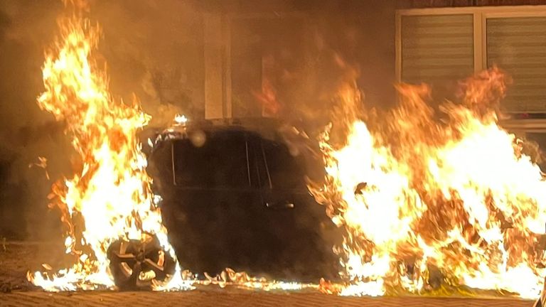 De auto aan de Orbisonstraat in Tilburg ging in vlammen op (foto: Sherin Mirani).