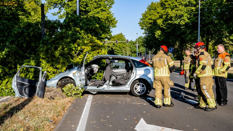 De bestuurder moest door de brandweer uit de auto bevrijd worden (foto: Jack Brekelmans/SQ Vision).