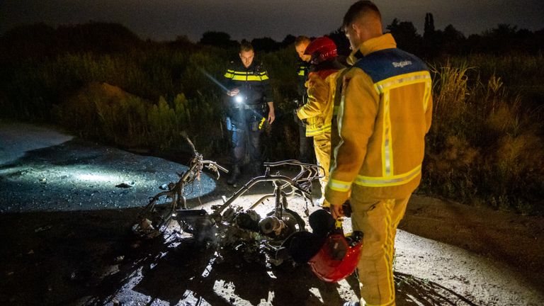 Van de scooter in Geldrop bleef weinig over (foto: Dave Hendriks/SQ Vision).