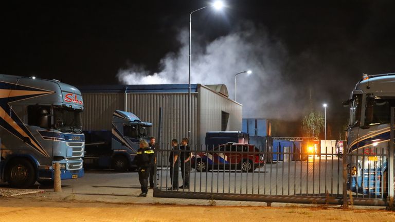 Bij de brand in Uden kwam behoorlijk wat rook vrij (foto: Kevin Kanters/SQ Vision).