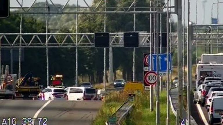 Urenlang problemen op de A16 (foto: Twitter Rijkswaterstaat).